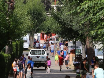 Els campistes passegen pel carrer planers del càmping Euro-càmping de Sant Antoni de Calonge MANEL LLADÓ