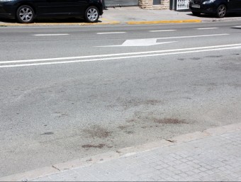 Taques de sang a l'asfalt de la carretera N-340 a Vallirana, al punt on s'ha produït la baralla ACN