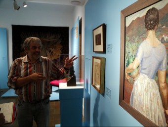 Joan M. Minguet davant la pintura ‘Figura femenina d'esquena' (1924), de Lola Anglada, exposada a Cerdanyola ANDREU PUIG