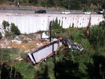 El camió que portava 90 vedells, bolcat al costat de la C-15, ahir a Igualada MOSSOS D'ESQUADRA