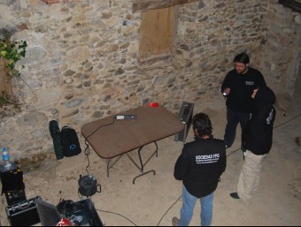 L'equip de la societat de fenòmens paranormals de Girona en una de les seves investigacions EL PUNT AVUI