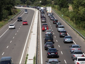 El col·lapse a la carretera de Roses per entrar a Figueres i accedir a l'N-II a l'altura de Vila-sacra. JOAN SABATER