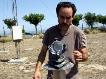 Albert Borràs, director de l'Observatori de Pujalt , mostra el funcionament d'un heliògraf ACN