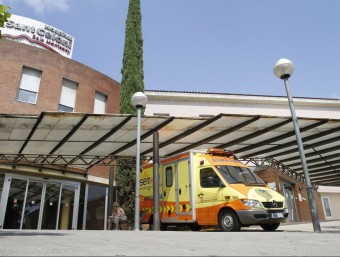 Un dels vehicles que dóna servei a l'àrea de Sant Celoni, davant de l'hospital GRISELDA ESCRIGAS