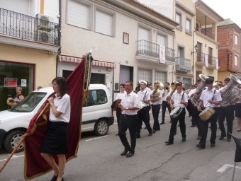 Bandera, director i músics de la Unió Musical de Villar. ESCORCOLL