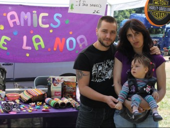 La Noa acompanyada dels seus pares, Ricardo Mora i Eva Font, en un dels actes que han organitzat per recollir fons EUDALD MARTÍNEZ