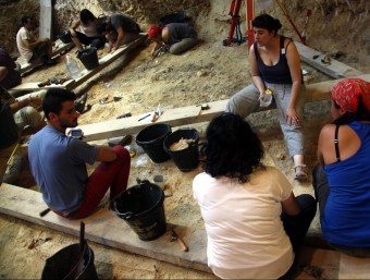 Els arqueòlegs de l'Abric Romaní de Capellades durant la campanya d'excavació d'enguany LAURA BUSQUETS / ACN