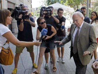 Jordi Pujol rebutja respondre a preguntes de diversos periodistes, aquest dilluns en tornar a Barcelona després de les vacances a Queralbs EFE