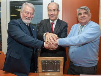 Premi Canigó de la UCE a Christian Bourquin (al mig), l'any 2013, amb Joandomènec Ros i Jordi Sales A.R