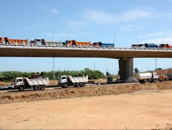 Alguns dels camions que van participar dijous passat en la prova de càrrega del pont ACN