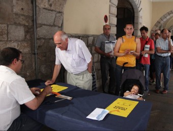 La cua ahir davant la llibreria Les Voltes , a la plaça del Vi de Girona, de persones que volien comprar tiquets de bus per anar a Barcelona l'Onze de setembre JOAN SABATER