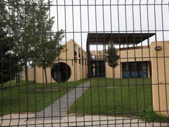 L'escola de Santa Llogaia , darrera de la tanca, mantindrà el curs que ve les portes tancades. JOAN SABATER