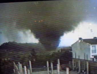 Una de les imatges del tornado que es van poder extreure dels vídeos amateurs enregistrats EL PUNT AVUI