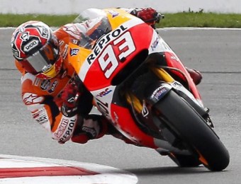 Marc Márquez obre forat en l'última volta del Gran Premi d'Anglaterra AFP PHOTO / IAN KINGTON