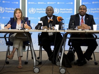 Tres experts de l'Organització Mundial de la Salut, ahir a Ginebra FABRICE COFFRINI /AFP