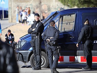 Una imatge d'arxiu d'un control policial al barri de Sant Joan de Figueres. MANEL LLADÓ
