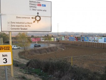 Terrenys davant l'Espai Gironès que són de Salt i Vilablareix i que els dos municipis volen desenvolupar comercialment J.N