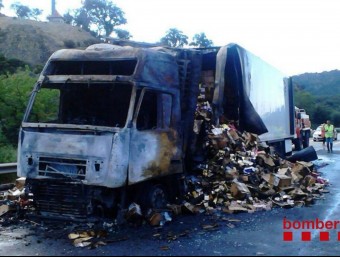 El camió accidentat a l'A-9, que transportava perfums, ha quedat calcinat BOMBERS DE LA GENERALITAT