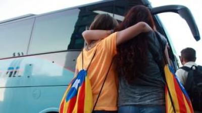 Dues persones es disposen a pujar a un dels autobusos que ha sortit des de València aquest dijous al matí per assistir a la Diada ACN