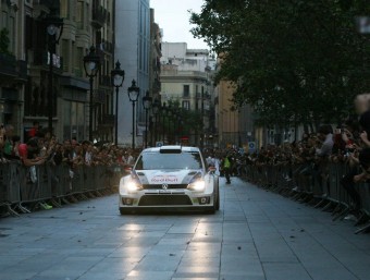 Un Volkswagen Polo WRC, en la sortida del ral·li RACC de l'any passat, a Barcelona MR / JOAN PUJOL