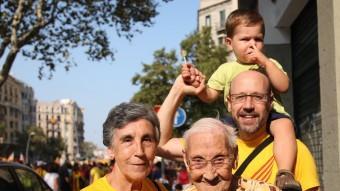 Carme Bonancia, una àvia de 101 anys, amb la seva filla, el nét i el besnét, ahir a la Gran Via de Barcelona ELISABET MAGRE