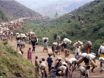 Fotografia de població civil ruandesa desplaçada arran del conflicte armat feta pel capellà Joaquim Vallmajó.