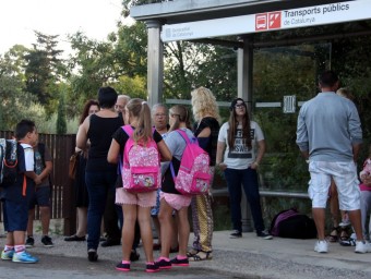 Els alumnes de Santa Llogaia a la parada de l'autocar que els durà cada dia a l'escola, a Vilafant. ÀLEX RECOLONS / ACN