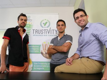 Els impulsors de Trustivity, a les oficines de Mataró des d'on treballen.  QUIM PUIG