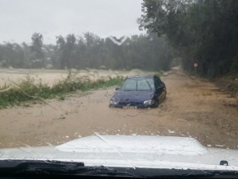 Un cotxe es va veure afectat per les fortes pluges a Campllong ARXIU