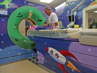 La sala de diagnòstic per la imatge de l'hospital Sant Joan de Deu ambientada, com si fos una nau espacial.  ARXIU/JUANMA RAMOS