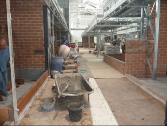 A l'interior del mercat Sagarra es treballa en la construcció de les parades. M.MEMBRIVES