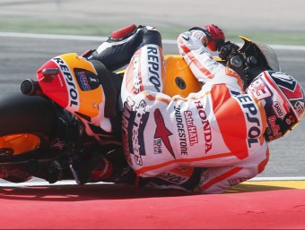 Marc Márquez, arrossegant cama i braç per un dels revolts de Motorland ALBERT GEA/REUTERS