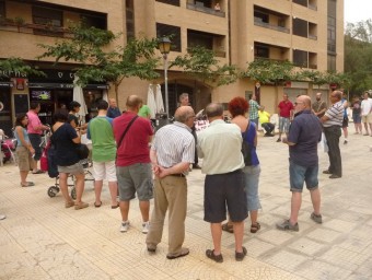 Assemblea de “Podemos” en una plaça del poble aquest estiu passat. EL PUNT AVUI
