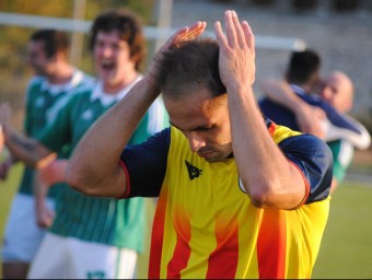 Andrés Borges es lamenta de la derrota un cop l'àrbitre va assenyalar el final del partit, ahir a Ternovca ÁLVARO MONTOLIU / FCF
