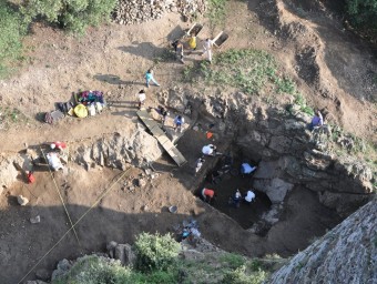 Un moment de les excavacions que es van dur a terme al castell de Montsoriu. EL PUNT AVUI