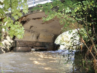 Una imatge del pont descalçat per a l'aigua acumulada de la riera de Santa Coloma de Farners, a la GI-555, al terme municipal de Massanes, a la comarca de la Selva. MANEL LLADÓ
