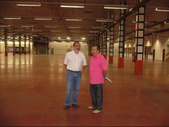 L'alcalde de Roquetes , Paco Gas (a l'esquerra) a l'interior de les naus de l'antiga multinacional Lear. ARXIU