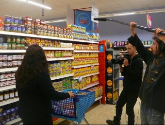 Un moment del rodatge d'un del capítols de la sèrie ‘A prop, més que mai' en un centre comercial al Masnou EL PUNT AVUI