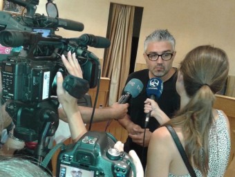 Joanma Ramon atén els mitjans de comunicació valencians. EL PUNT AVUI