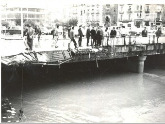 La Plaça Catalunya el 1970. Hi va passar 80 centímetres d'aigua pel damunt. ARXIU CARME I RAIMON RIBAS MORA