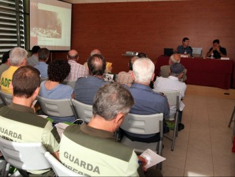 El representant dels Bombers de la Generalitat, Èdgar Nebot, en la conferència sobre l'evolució dels mitjans d'extinció d'incendis, ahir a Sant Feliu de Buixalleu JOAN SABATER