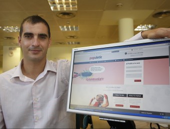 El director general, David Ciudad, mostra el portal web de Populetic.  ORIOL DURAN