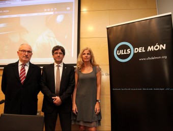 Rafael Ribó amb Carles Puigdemont i Núria Ramon, de la Fundació, ahir en la presentació del sopar. JOAN SABATER