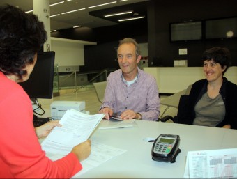 Willett entregant la sol·licitud a la delegació del Govern a Girona ACN