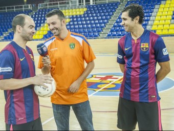 Llorenç Tarrés, amb la samarreta de l'Escola Pia Sabadell i el micròfon de Barça TV, amb Wilde i Gabriel JOSEP LOSADA