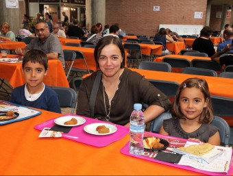 La Júlia i els seus fills, que eren al Firatast a Girona ahir per participar a un concurs de pastissos, i per dinar. JOAN SABATER