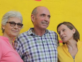 Lluís Llach, envoltat de Muriel Casals i Carme Forcadell, en una imatge d'arxiu. JUDIT FERNANDEZ