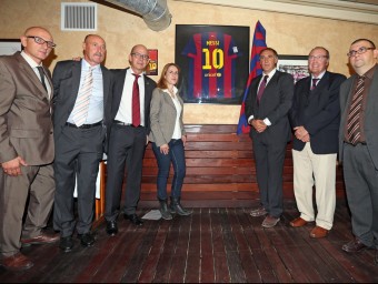 Membres de la penya i la junta del Barça, amb la samarreta que Messi va dedicar a l'agrupació FC BARCELONA