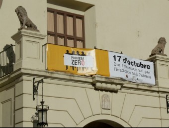 Pancarta en la façana de l'Ajuntament vell. EL PUNT AVUI
