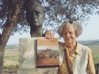 Mercè Ferré retratada a Ullastret al costat d'un bust d'Oliva ARXIU